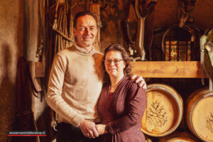 ubileum fotoshoot bij oude whiskeyvaten in een landelijke setting