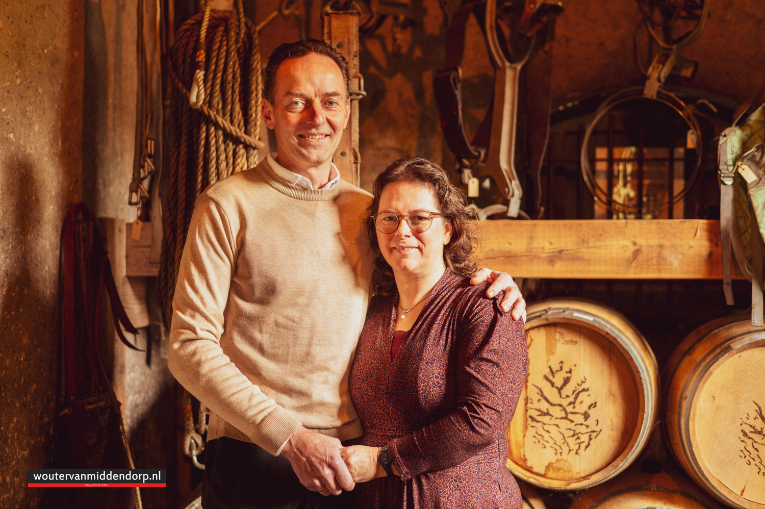 ubileum fotoshoot bij oude whiskeyvaten in een landelijke setting