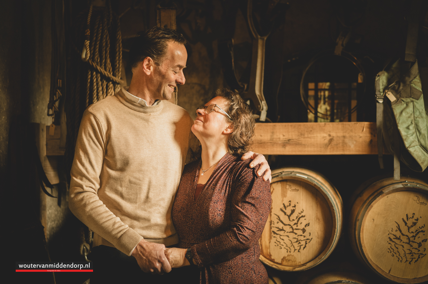 ubileum fotoshoot bij oude whiskeyvaten in een landelijke setting