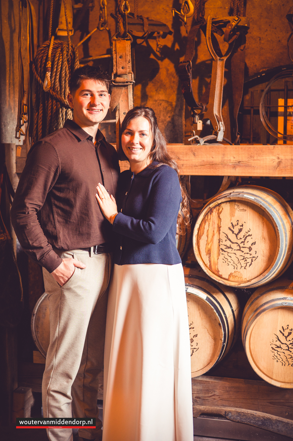 ubileum fotoshoot bij oude whiskeyvaten in een landelijke setting