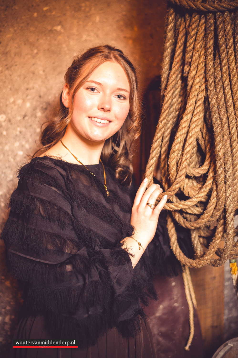 ubileum fotoshoot bij oude whiskeyvaten in een landelijke setting