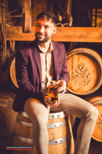 ubileum fotoshoot bij oude whiskeyvaten in een landelijke setting
