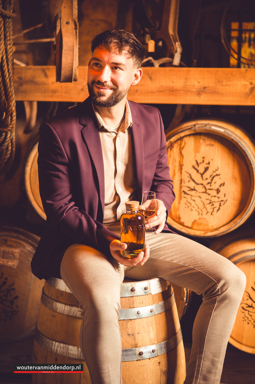 ubileum fotoshoot bij oude whiskeyvaten in een landelijke setting