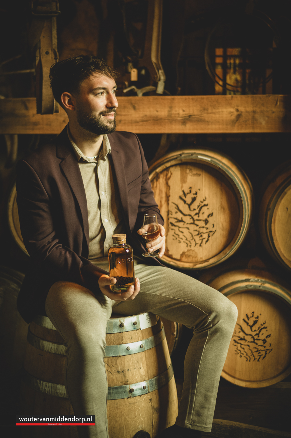 ubileum fotoshoot bij oude whiskeyvaten in een landelijke setting