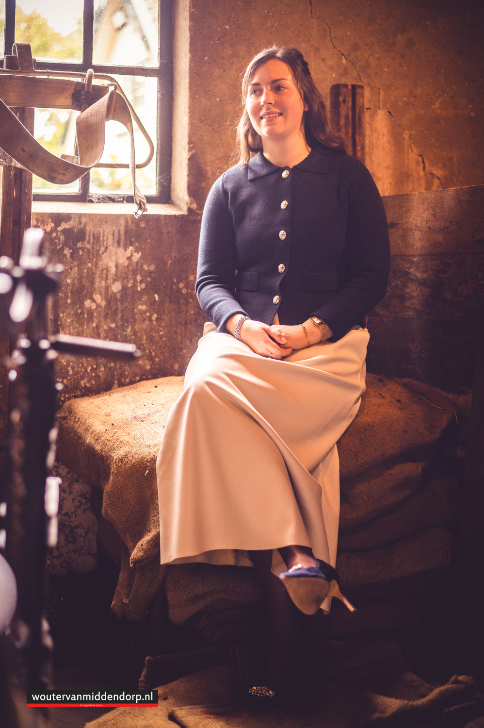 ubileum fotoshoot bij oude whiskeyvaten in een landelijke setting