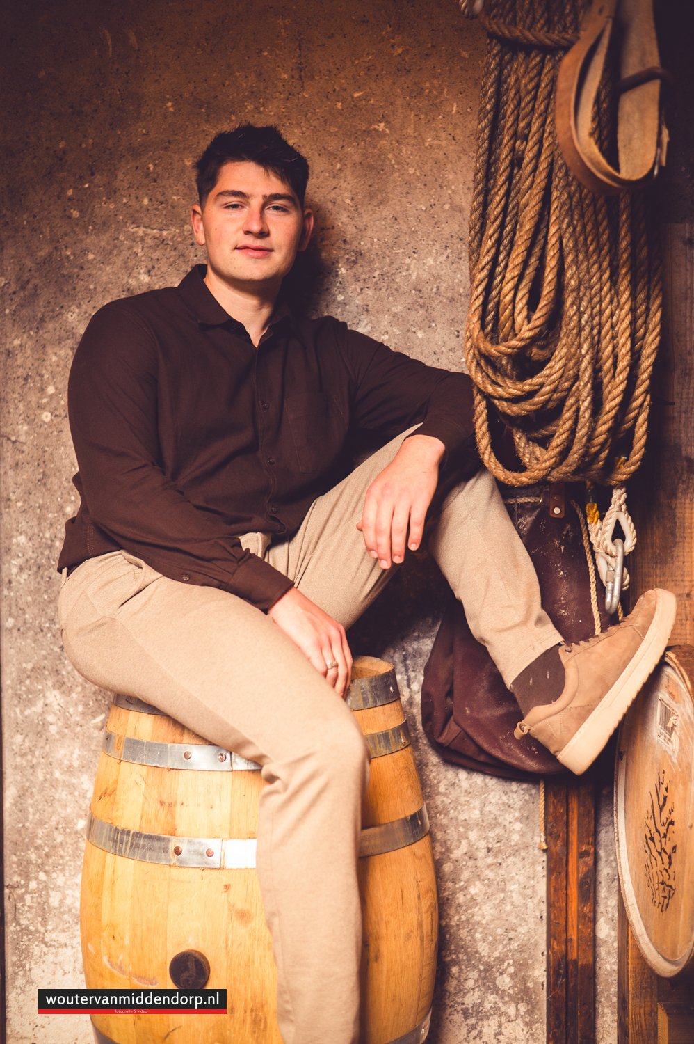 ubileum fotoshoot bij oude whiskeyvaten in een landelijke setting