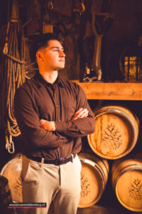 ubileum fotoshoot bij oude whiskeyvaten in een landelijke setting