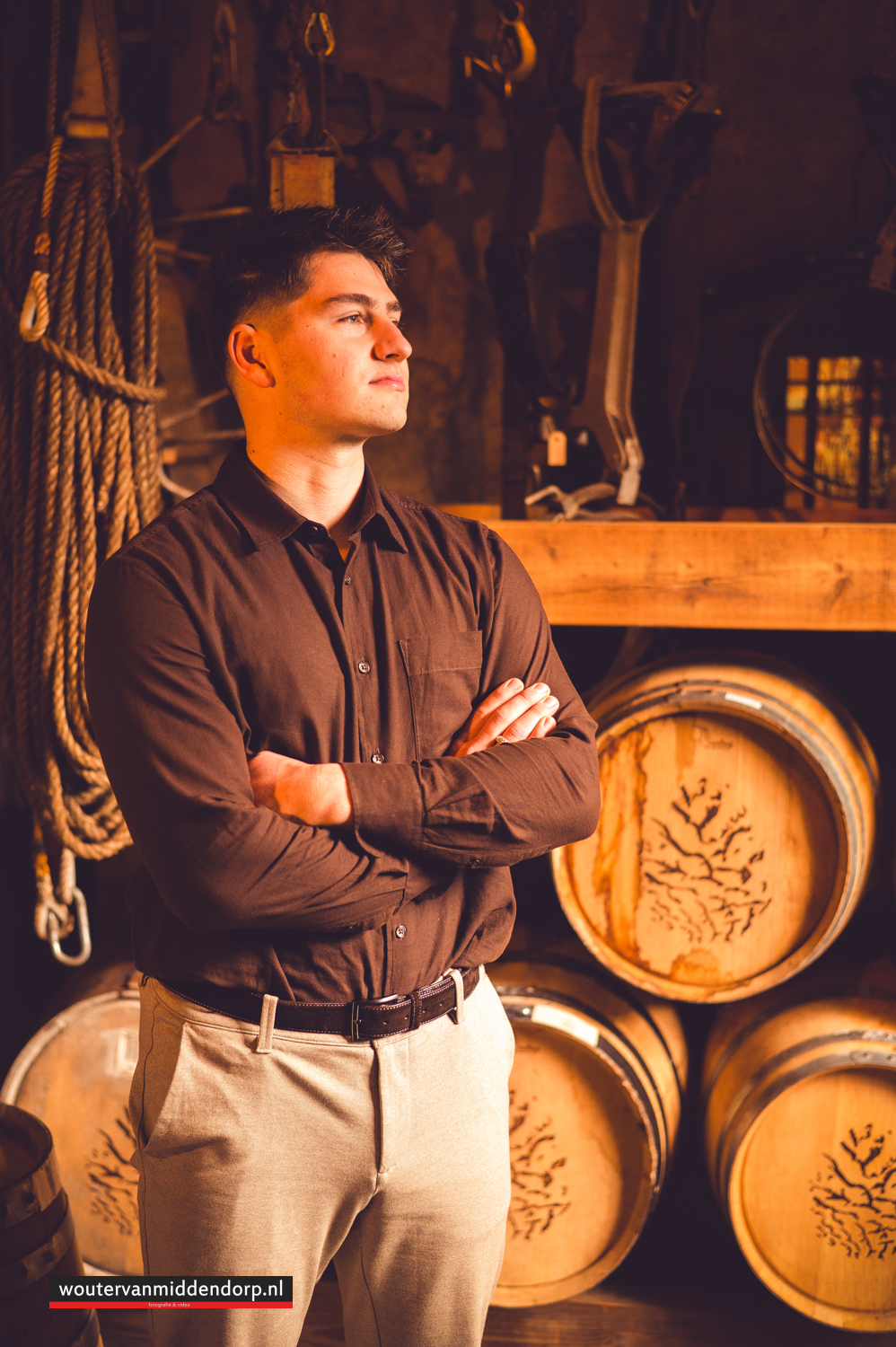 ubileum fotoshoot bij oude whiskeyvaten in een landelijke setting