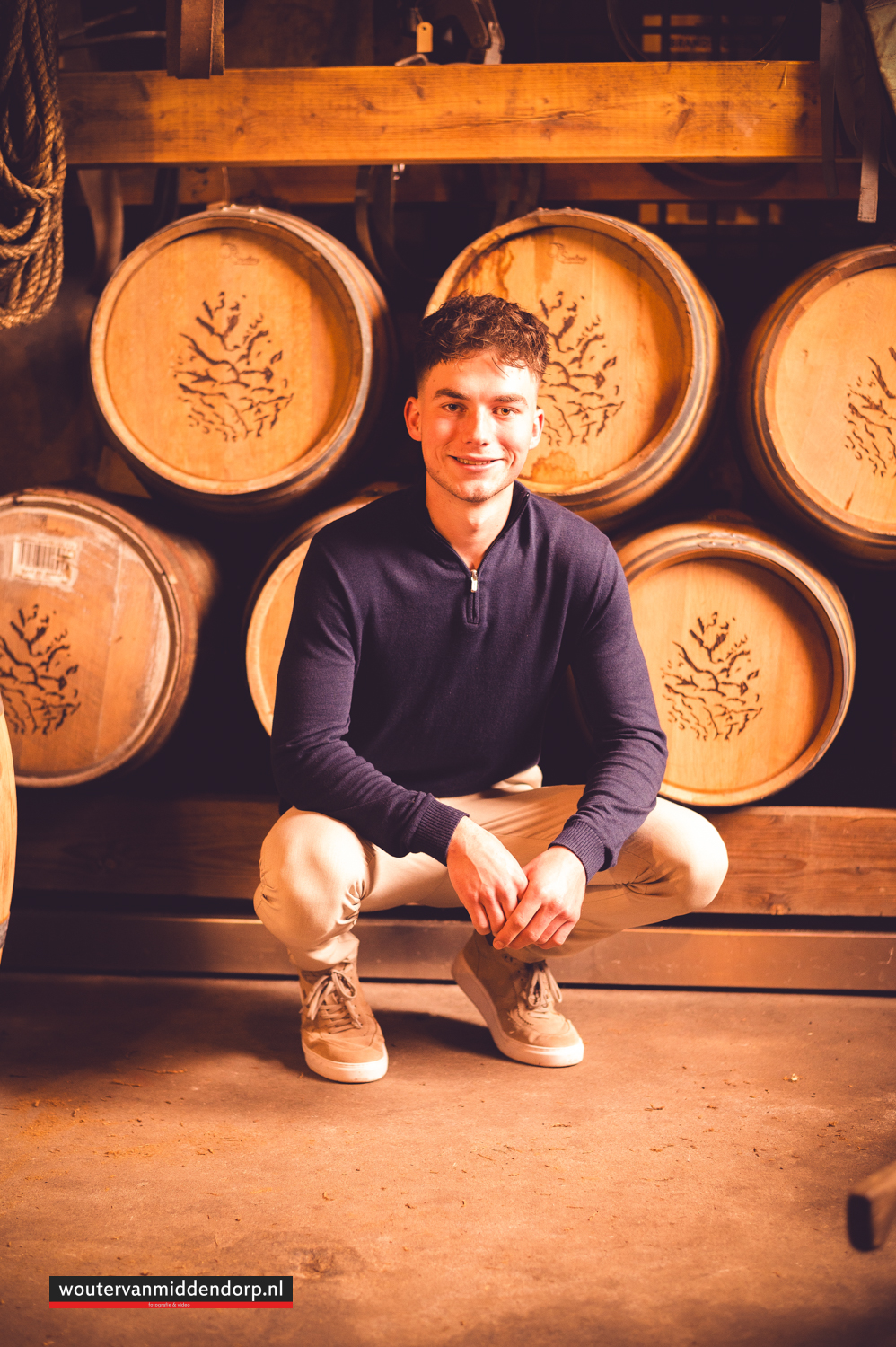 ubileum fotoshoot bij oude whiskeyvaten in een landelijke setting