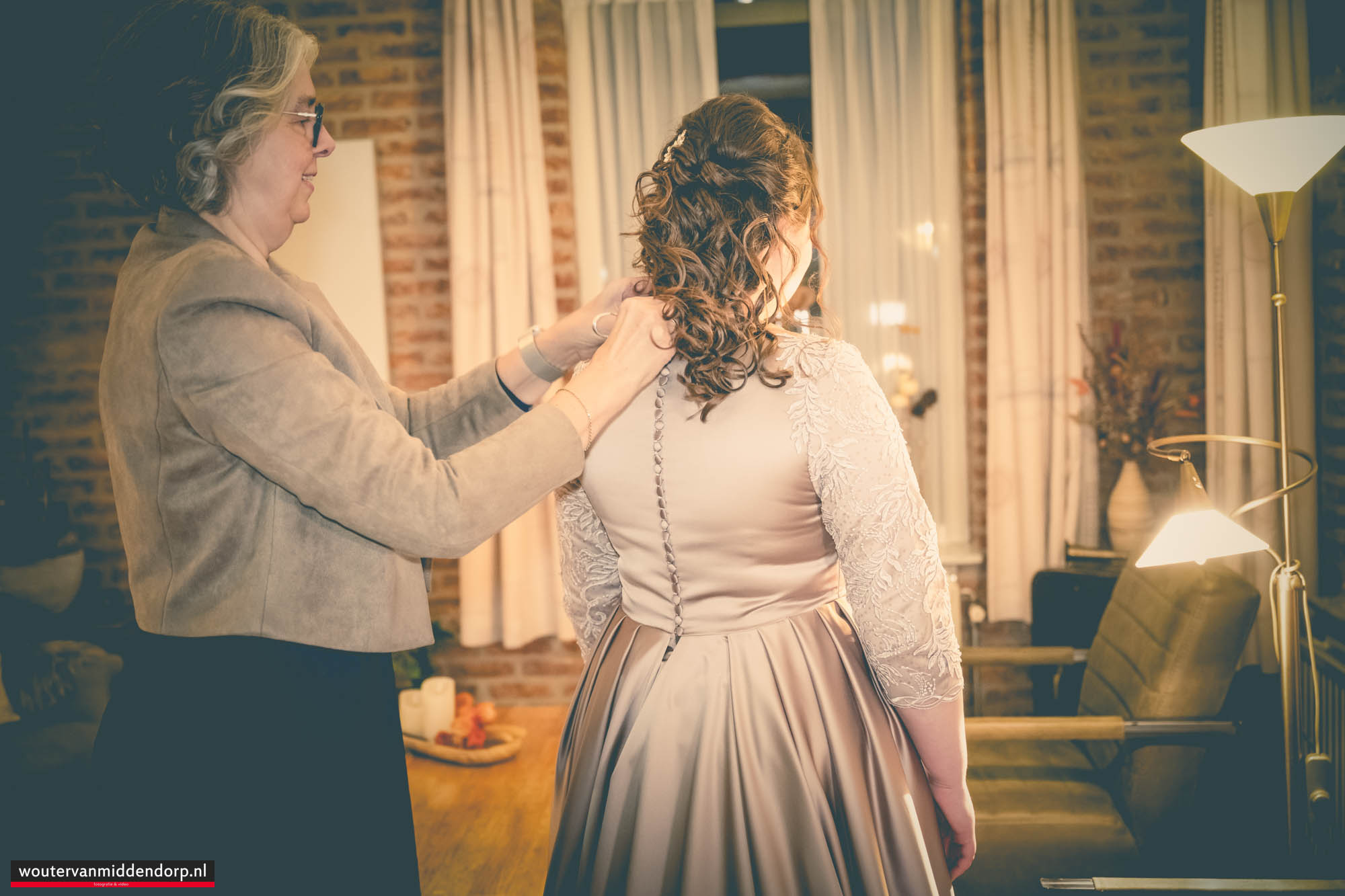 “Ontspannen, warme bruidsreportage van Rik & Beate bij herberg ’t Vossegat in Meerveld. Echte momenten, puur Veluws.”