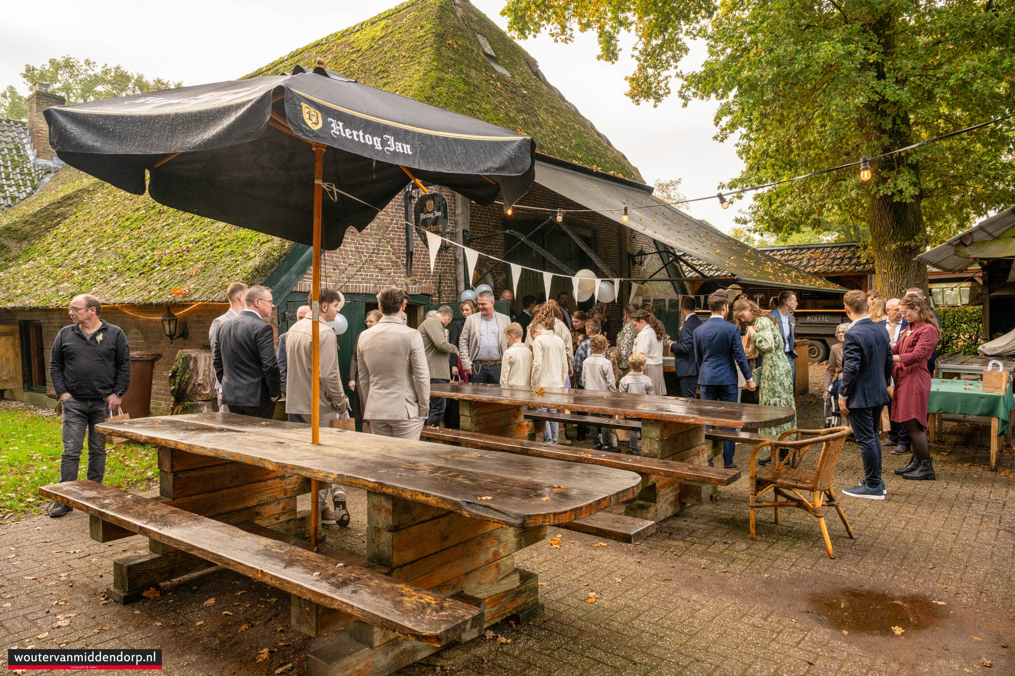 Warme, pure Veluwse bruidsreportage van Rik & Beate bij herberg ’t Vossegat in Meerveld, vastgelegd door Wouter van Middendorp Fotografie