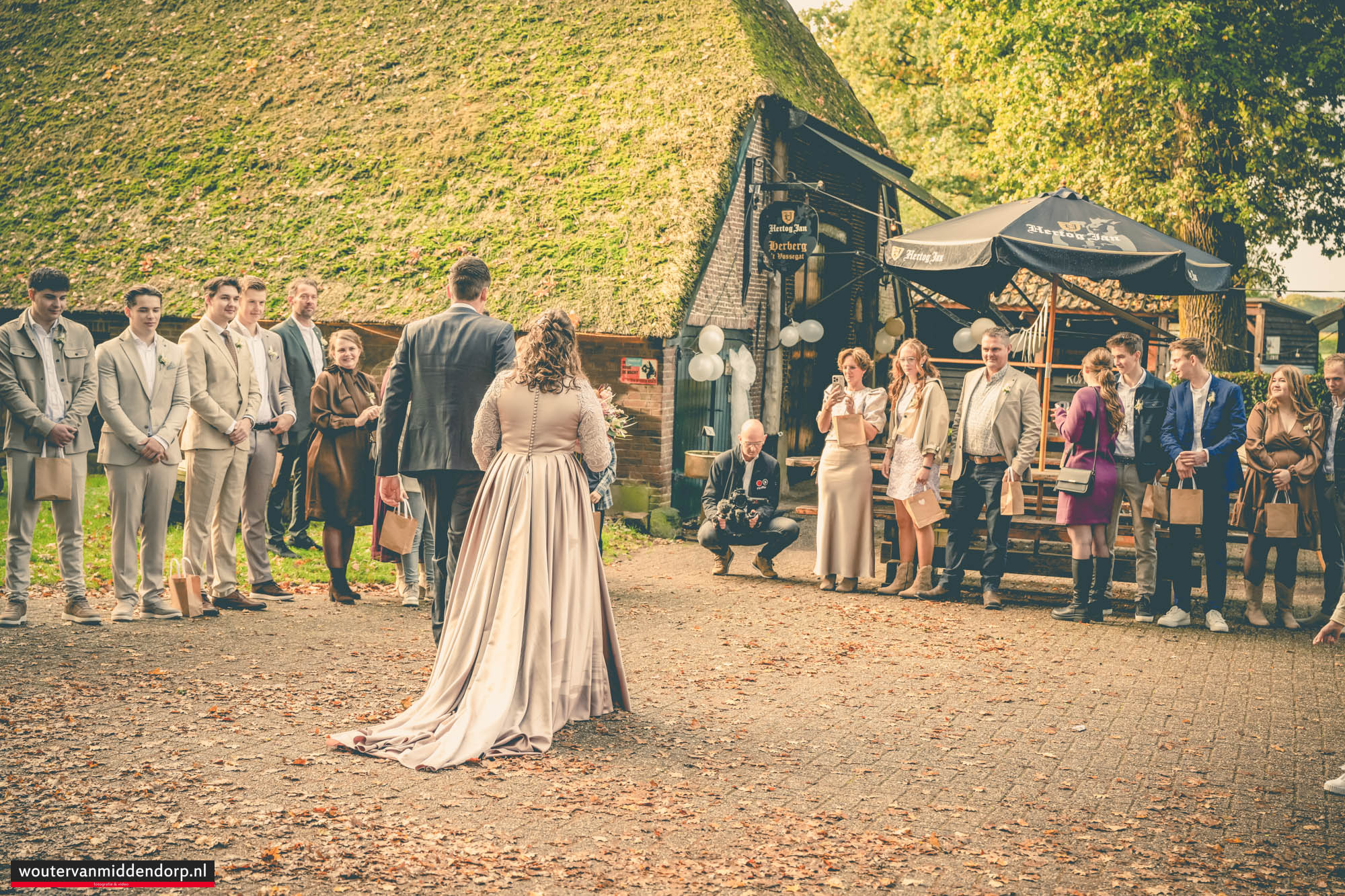 Warme, pure Veluwse bruidsreportage van Rik & Beate bij herberg ’t Vossegat in Meerveld, vastgelegd door Wouter van Middendorp Fotografie