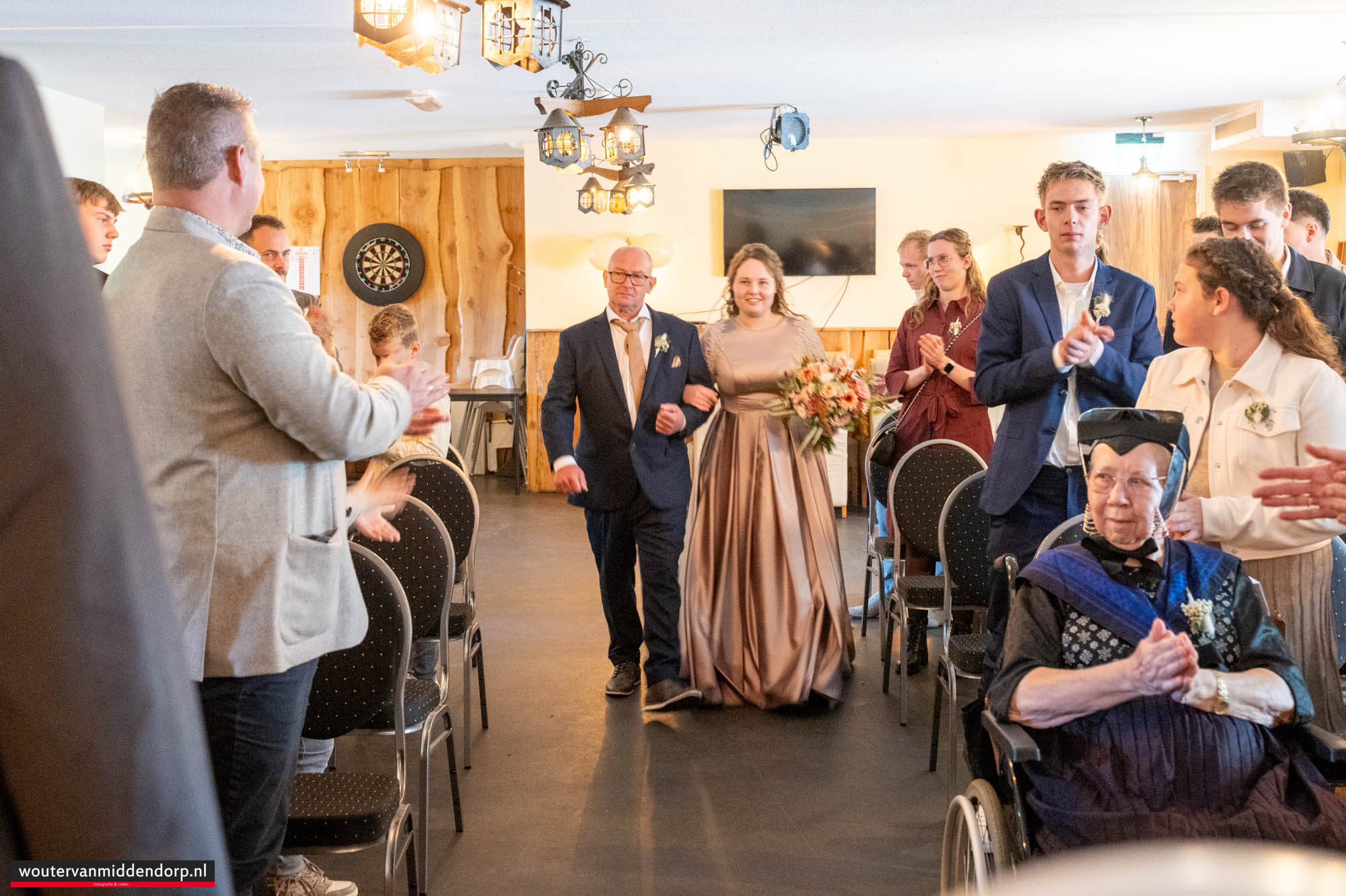 Warme, pure Veluwse bruidsreportage van Rik & Beate bij herberg ’t Vossegat in Meerveld, vastgelegd door Wouter van Middendorp Fotografie