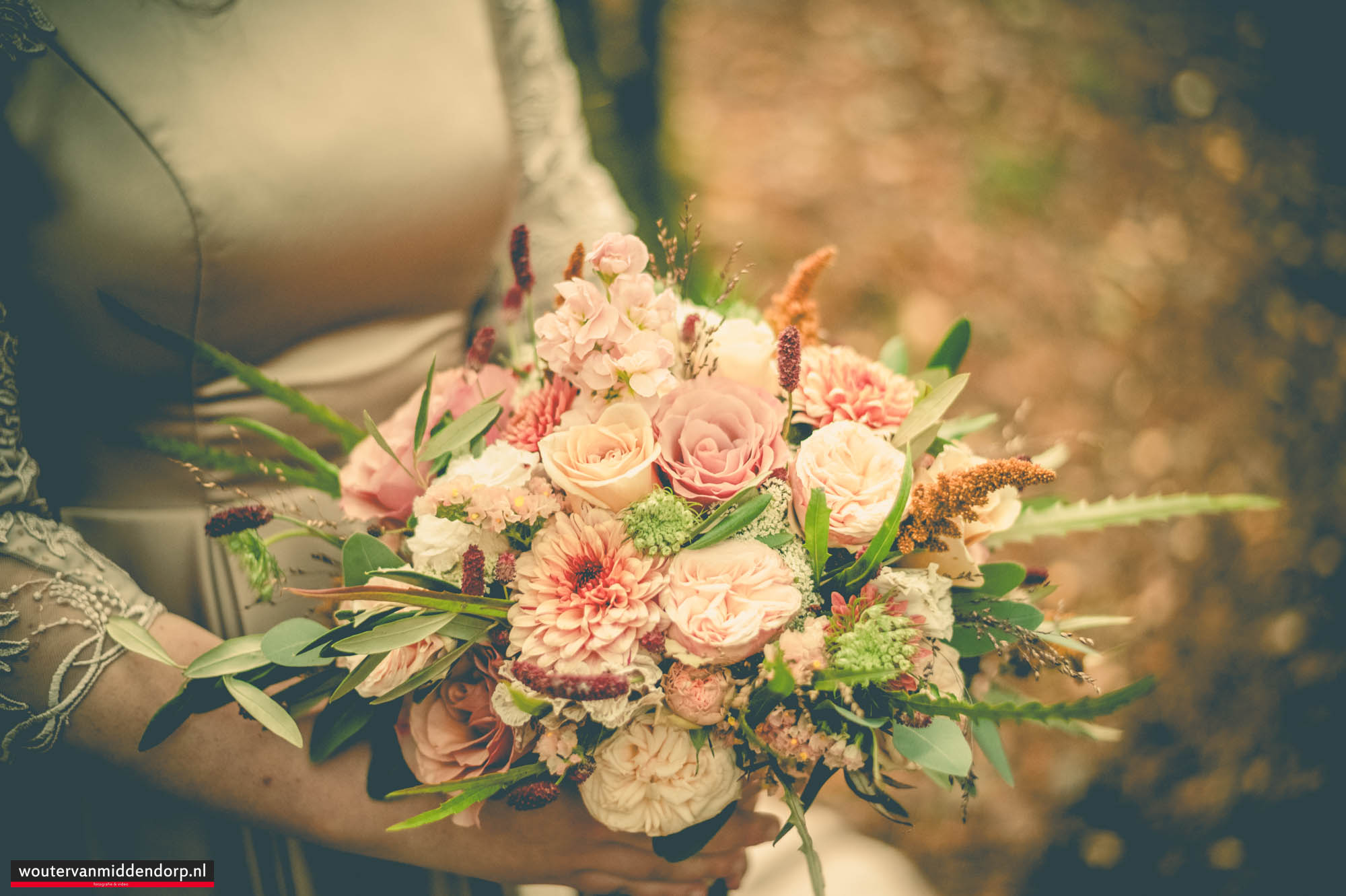 Warme, pure Veluwse bruidsreportage van Rik & Beate bij herberg ’t Vossegat in Meerveld, vastgelegd door Wouter van Middendorp Fotografie