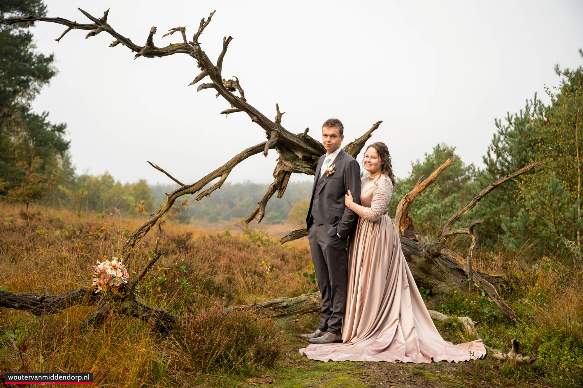 Warme, pure Veluwse bruidsreportage van Rik & Beate bij herberg ’t Vossegat in Meerveld, vastgelegd door Wouter van Middendorp Fotografie