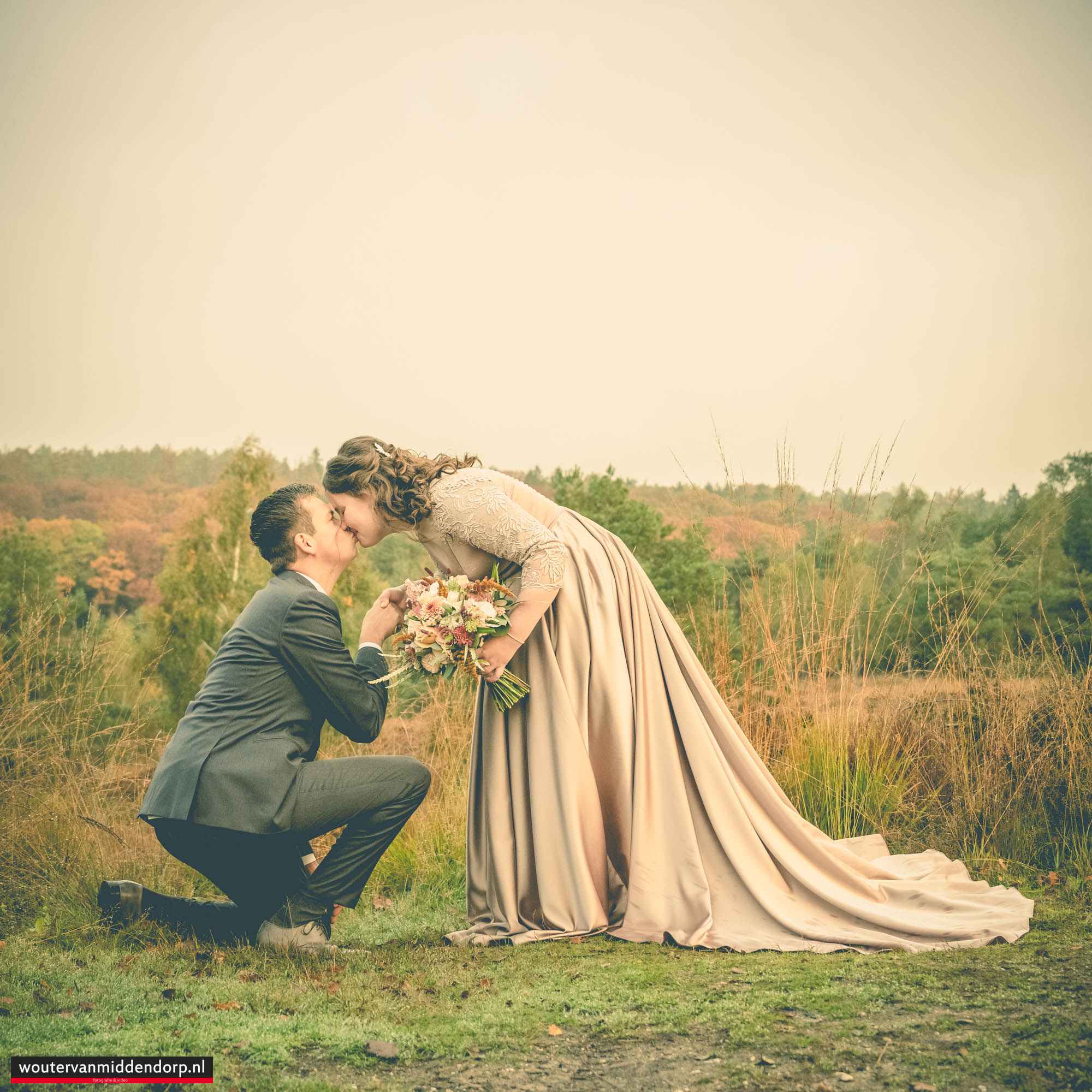 Warme, pure Veluwse bruidsreportage van Rik & Beate bij herberg ’t Vossegat in Meerveld, vastgelegd door Wouter van Middendorp Fotografie