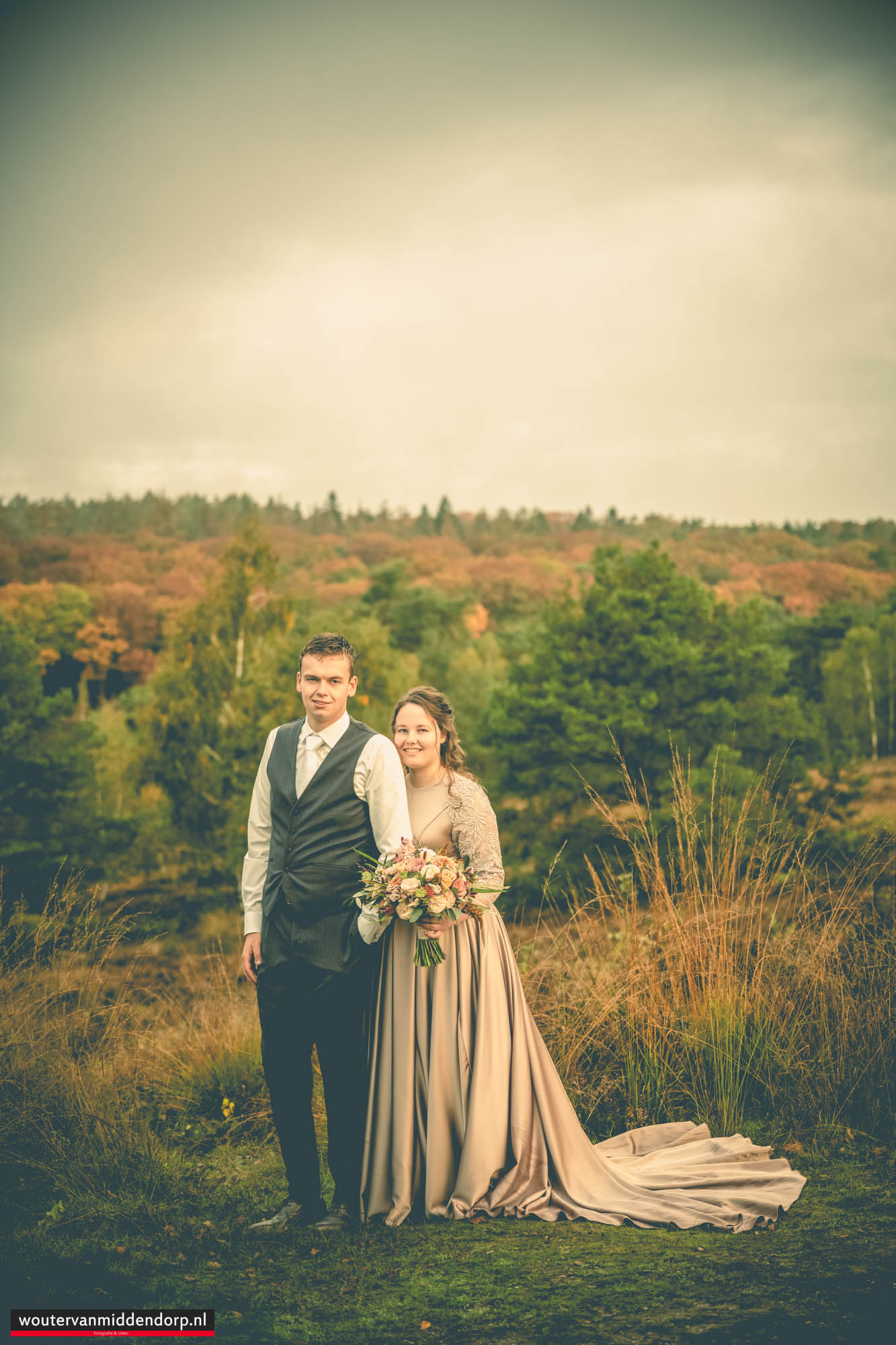 Warme, pure Veluwse bruidsreportage van Rik & Beate bij herberg ’t Vossegat in Meerveld, vastgelegd door Wouter van Middendorp Fotografie