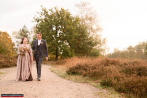 Warme, pure Veluwse bruidsreportage van Rik & Beate bij herberg ’t Vossegat in Meerveld, vastgelegd door Wouter van Middendorp Fotografie