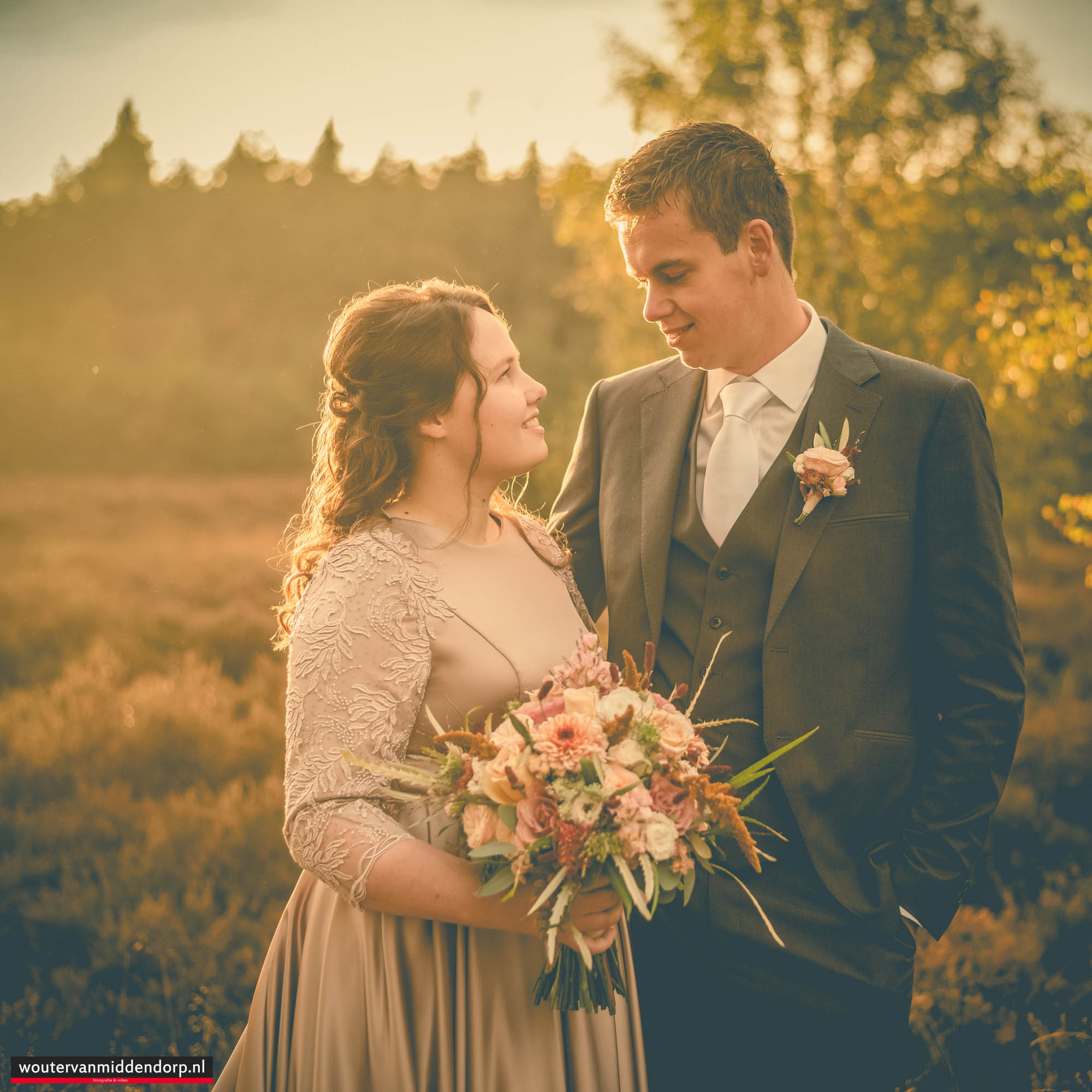 Warme, pure Veluwse bruidsreportage van Rik & Beate bij herberg ’t Vossegat in Meerveld, vastgelegd door Wouter van Middendorp Fotografie